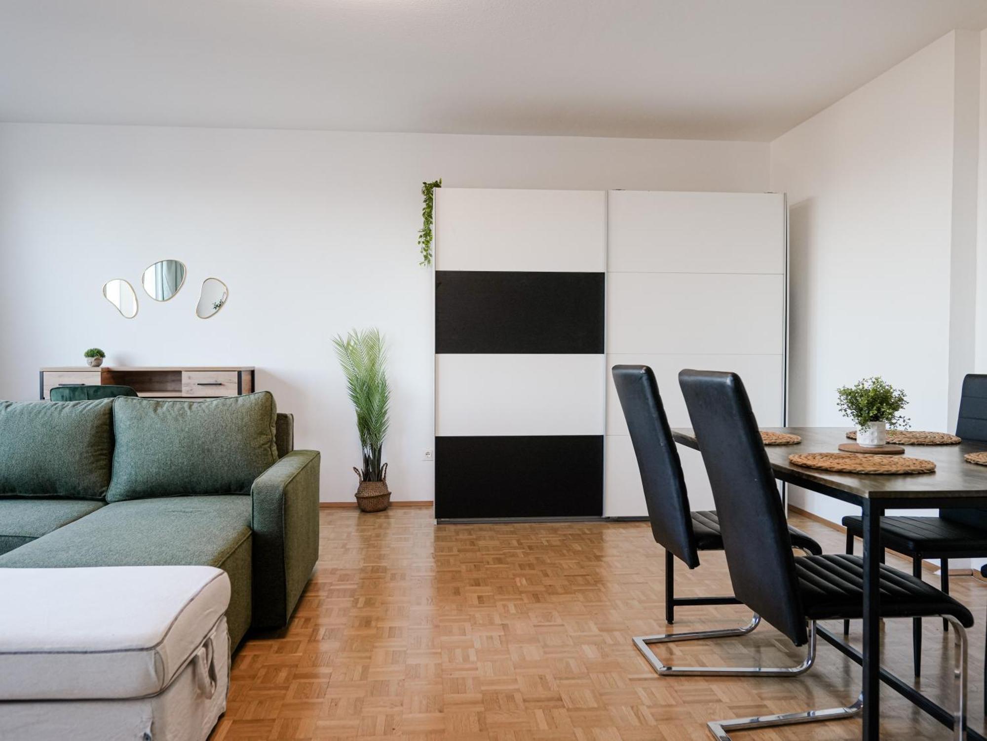 Spacious Apartments With View & Free Parking Wiener Neustadt Zewnętrze zdjęcie