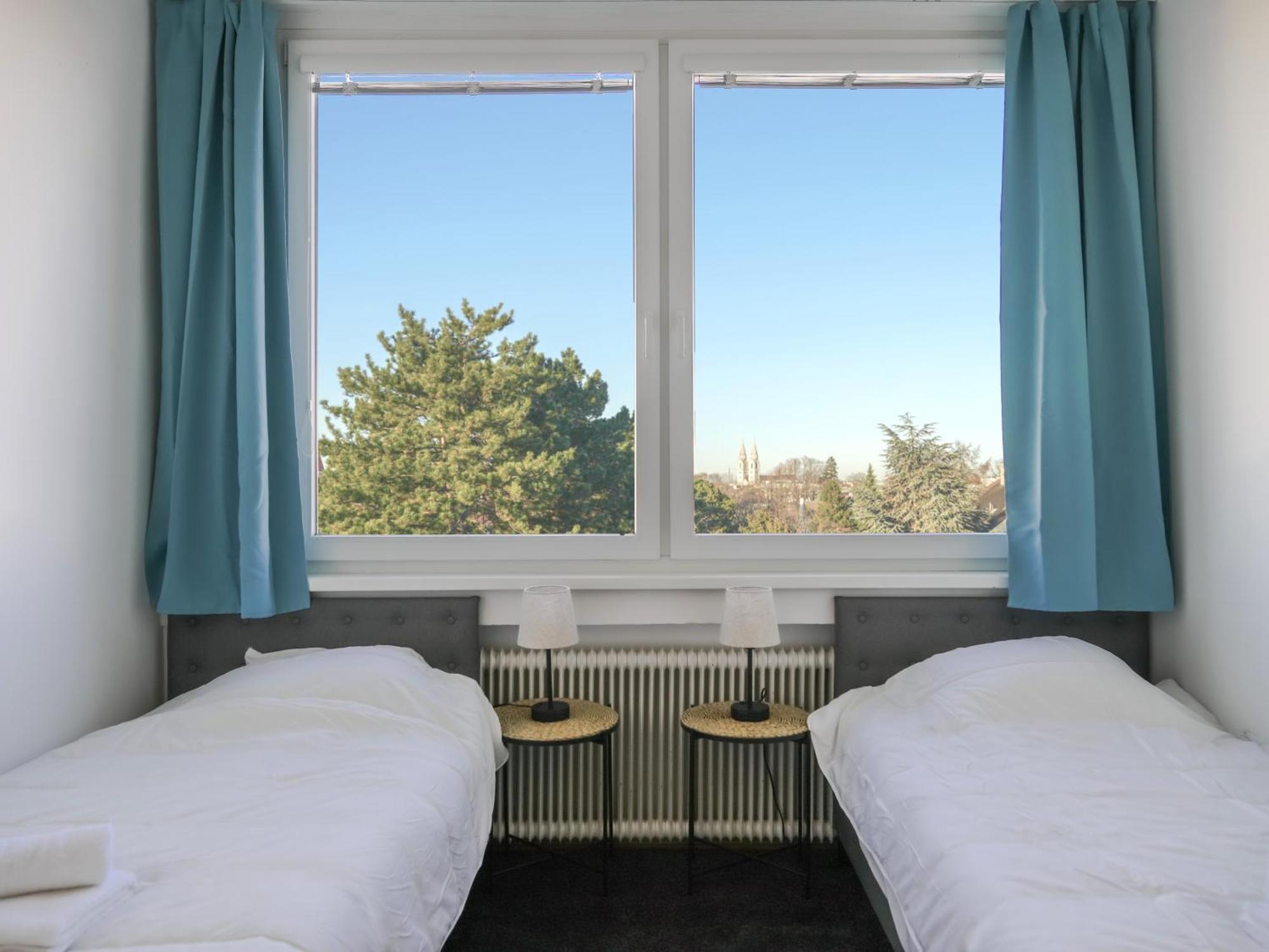 Spacious Apartments With View & Free Parking Wiener Neustadt Zewnętrze zdjęcie
